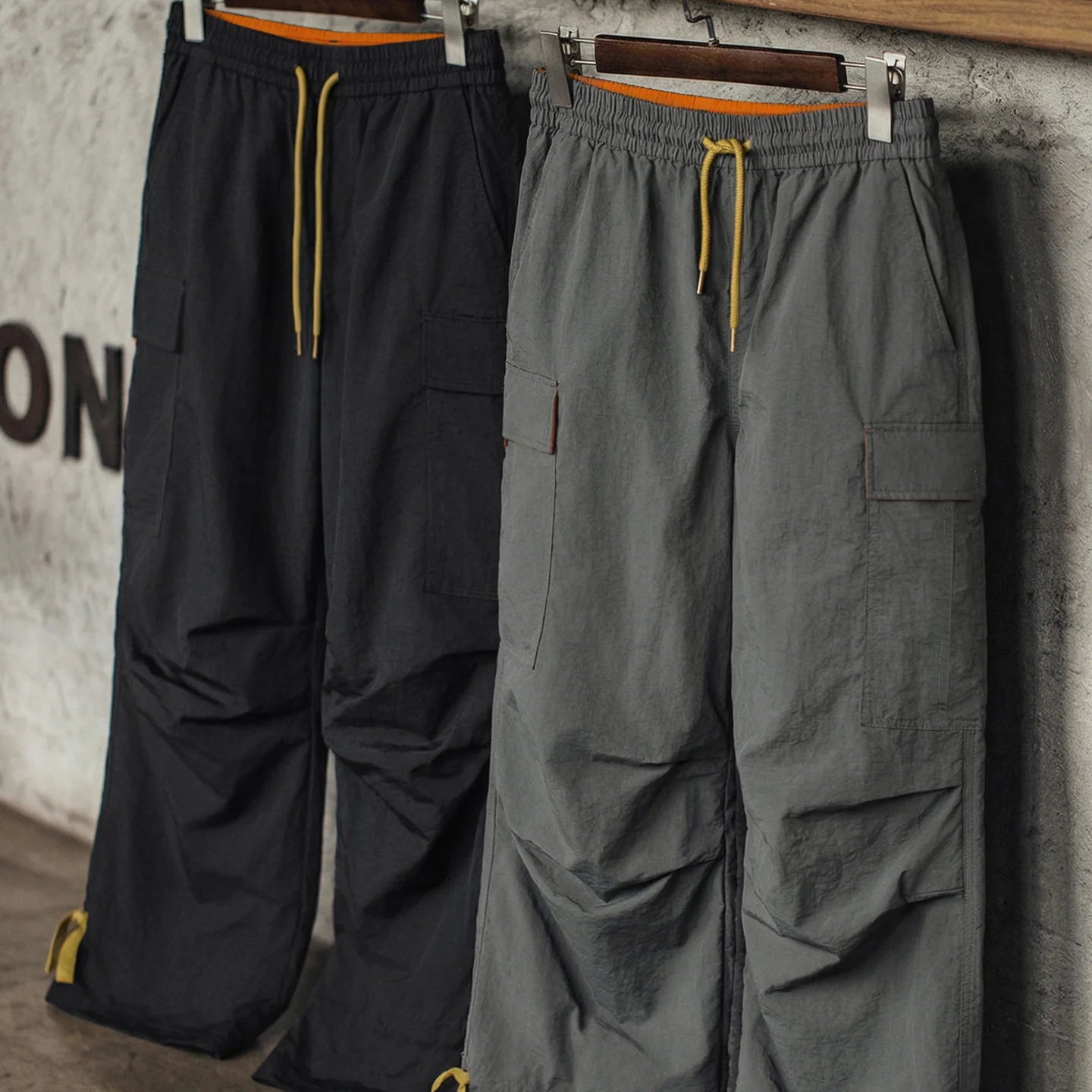 Maden Men‘s Retro M65 Parachute Pants Loose Outdoor Wide Leg Cargo Trousers Straight Multiple Pocket Casual Pants for Spring