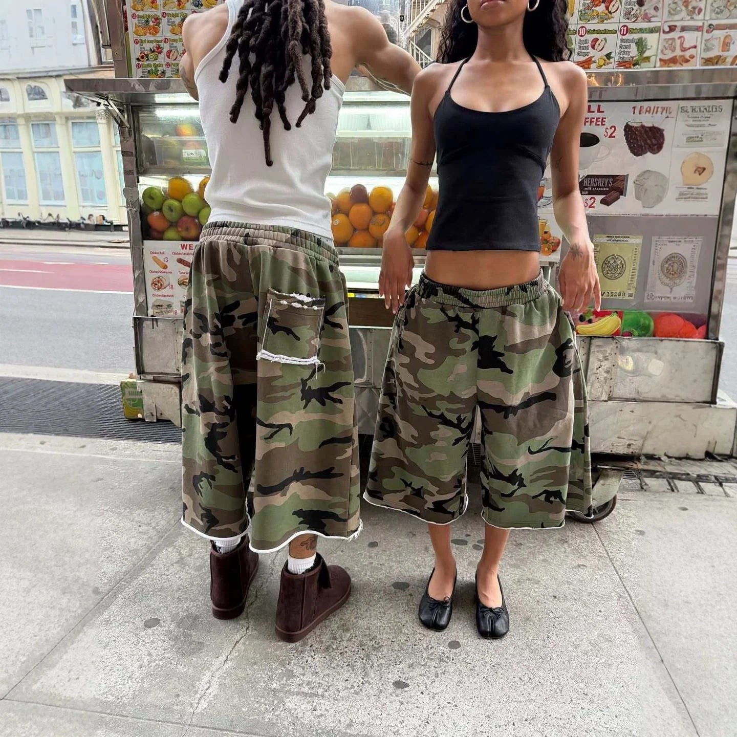 Unisex Camo Print Capri Cargo Shorts, Elastic Drawstring Waist Raw Edge Pocket Wide Leg Cropped Pants Hip Hop Streetwear